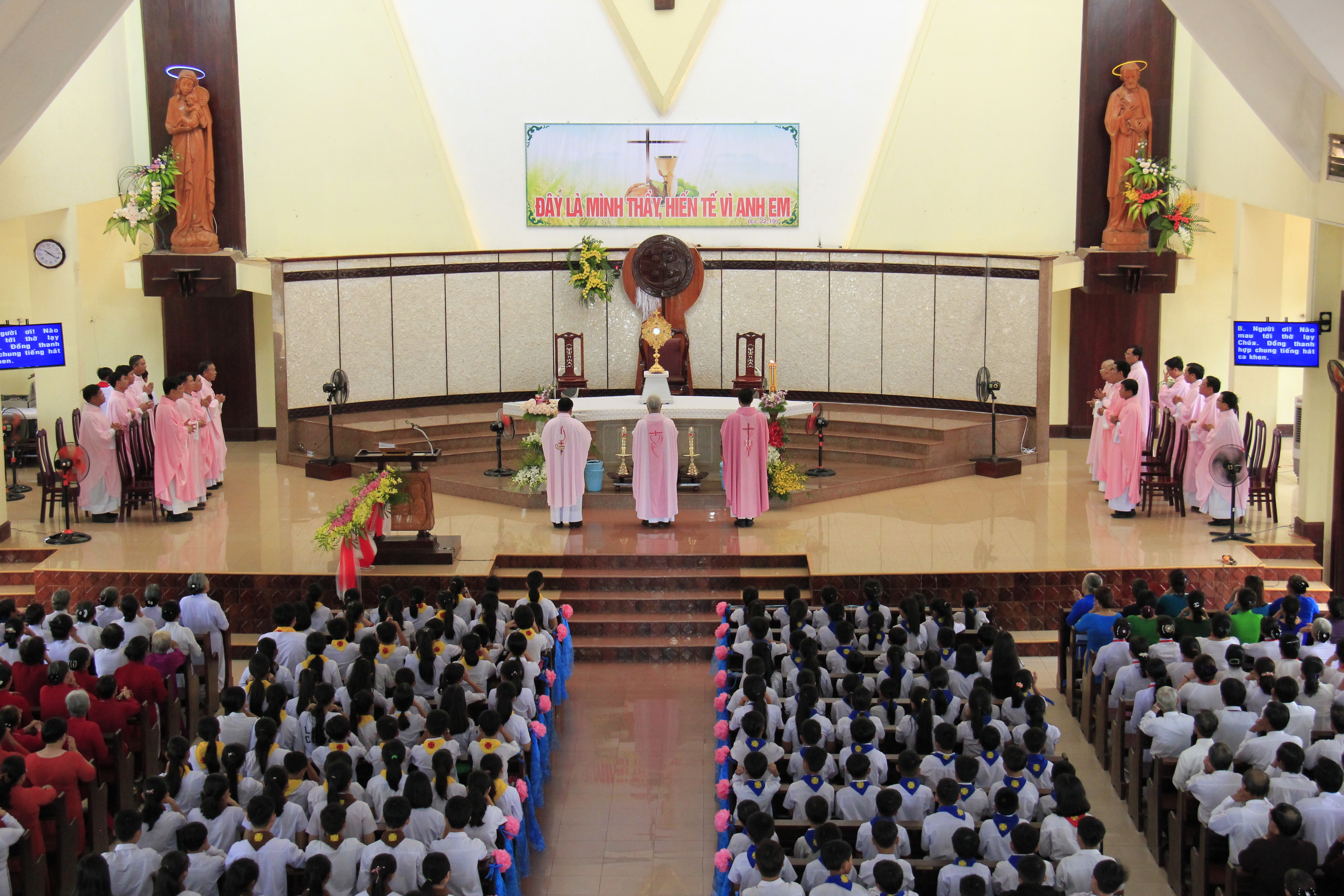 Gx. Hòa An: Thánh lễ khai mạc ngày Chầu Thánh Thể thay Giáo phận 2019