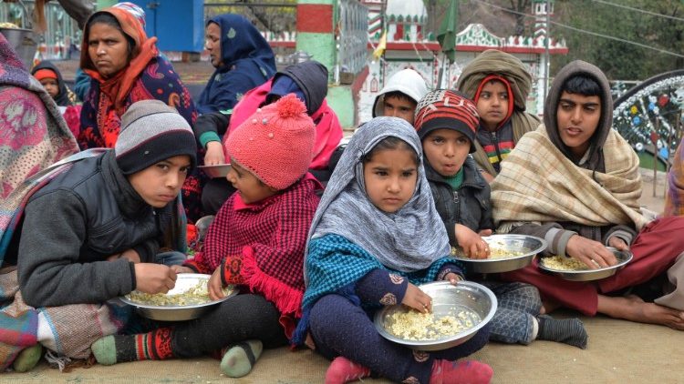 Chương trình thực phẩm giúp người nghèo của một giáo xứ ở Roma