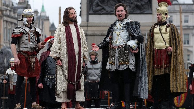 Tín hữu có thể chạm các bậc thang đá cẩm thạch của Cầu Thang Thánh