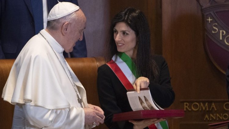 Tòa Thị Chính Roma tặng 2 học bổng cho ĐTC