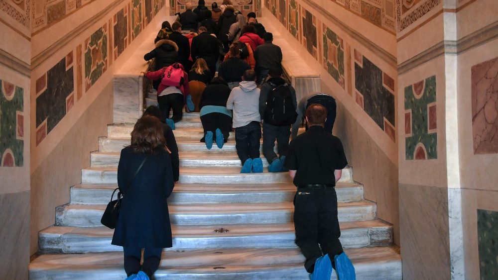 Cầu Thang Thánh với các bậc đá nguyên thủy được mở cho các tín hữu kính viếng 