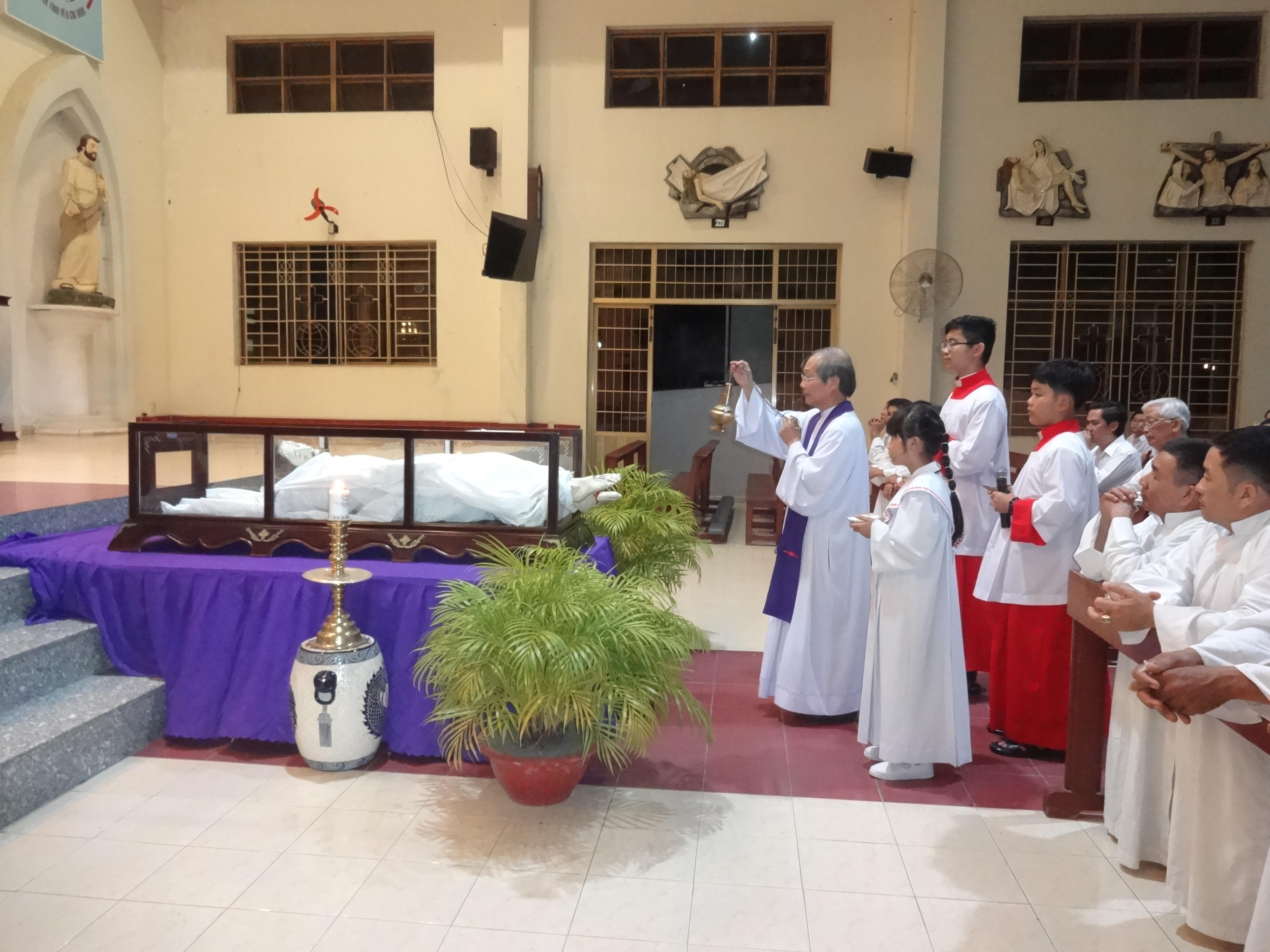 Tin Ảnh: Gx. Thủ Lựu: Nghi thức Suy tôn Thánh Giá- Thứ Sáu Tuần Thánh 2019