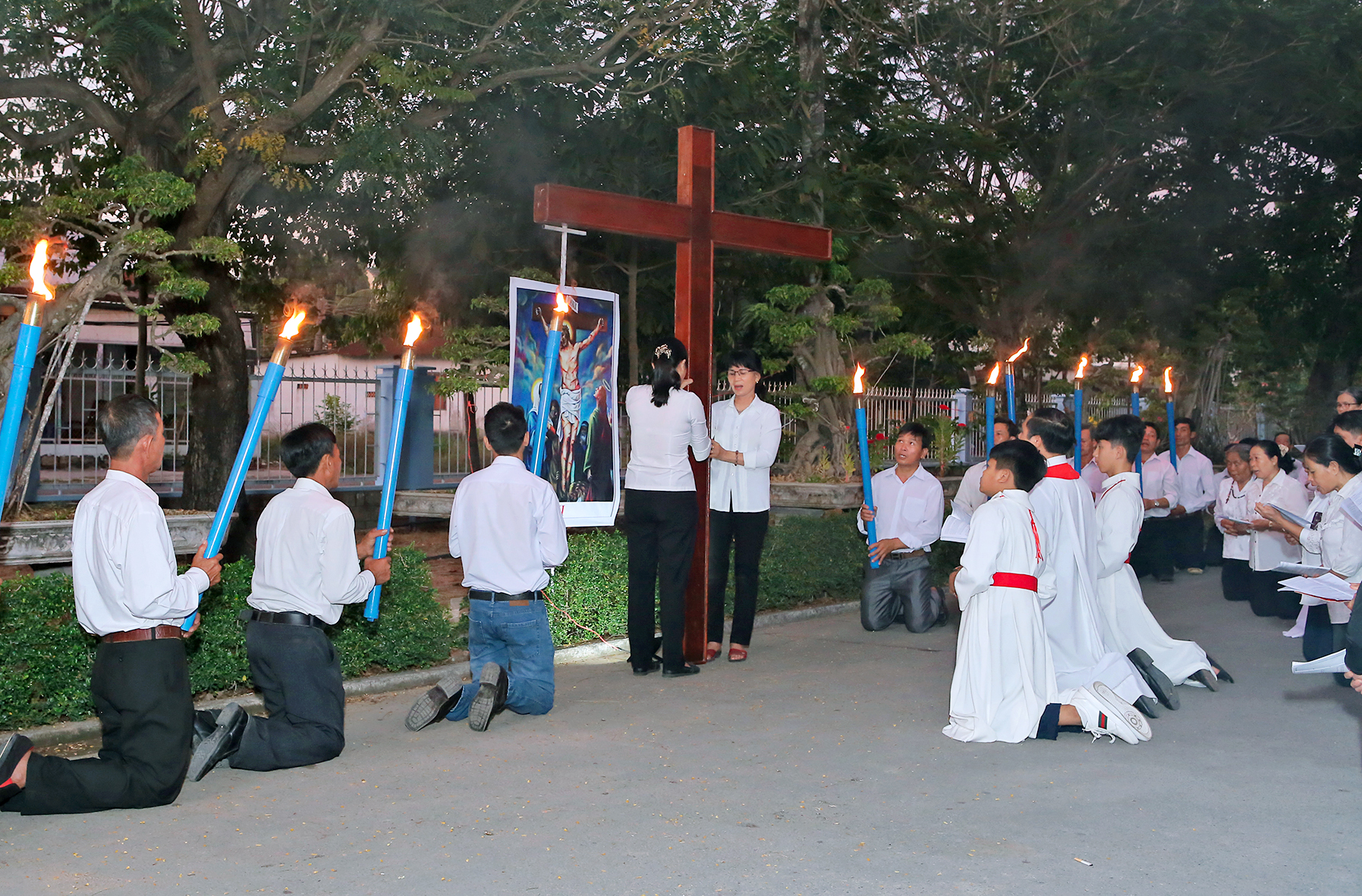 Tin Ảnh: Gx. Long Tâm: Cử hành Phụng vụ Thứ Sáu Tuần Thánh 2019