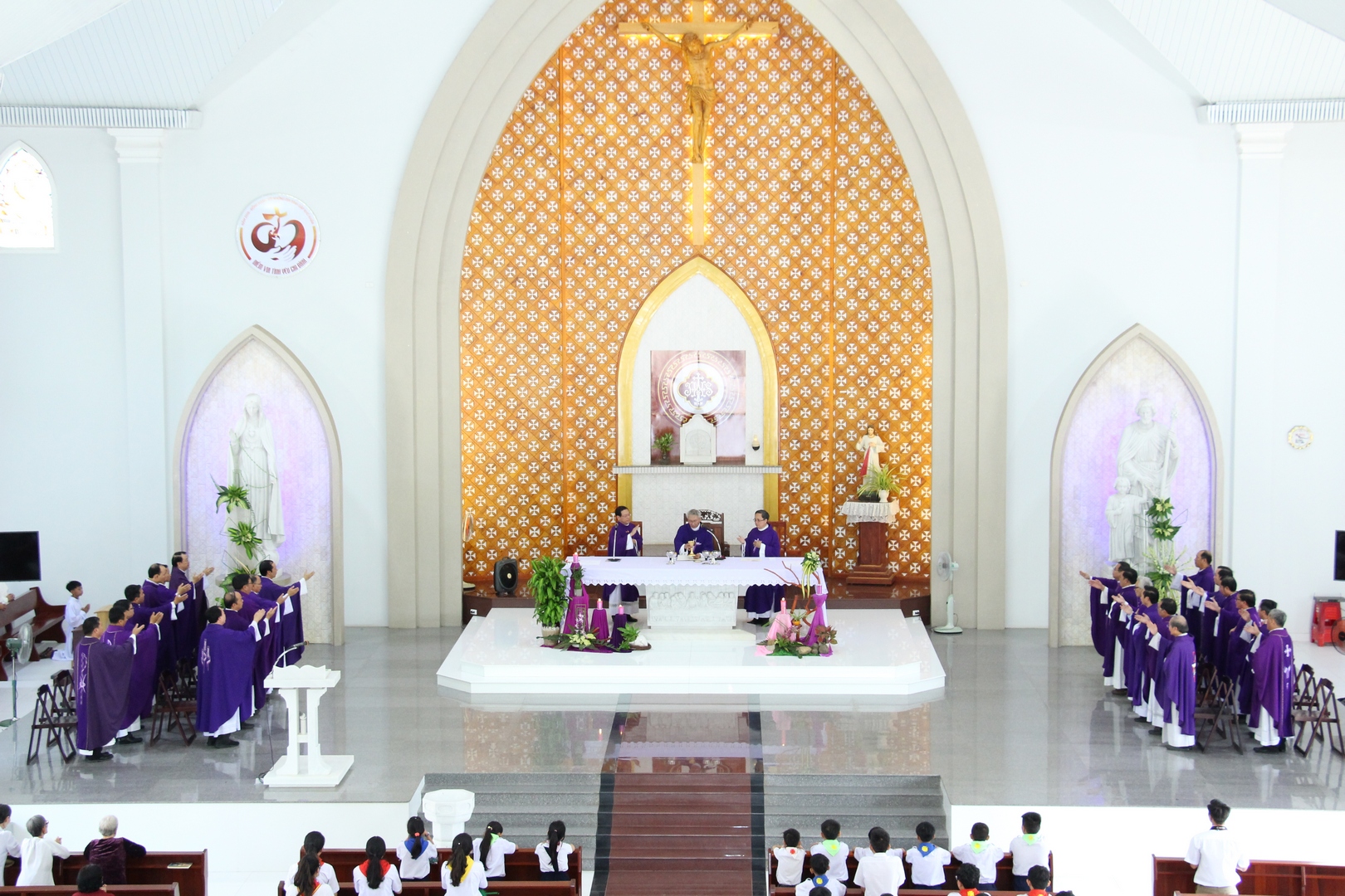 Gx. Long Toàn: Nghi thức bàn giao giáo xứ và thánh lễ tạ ơn