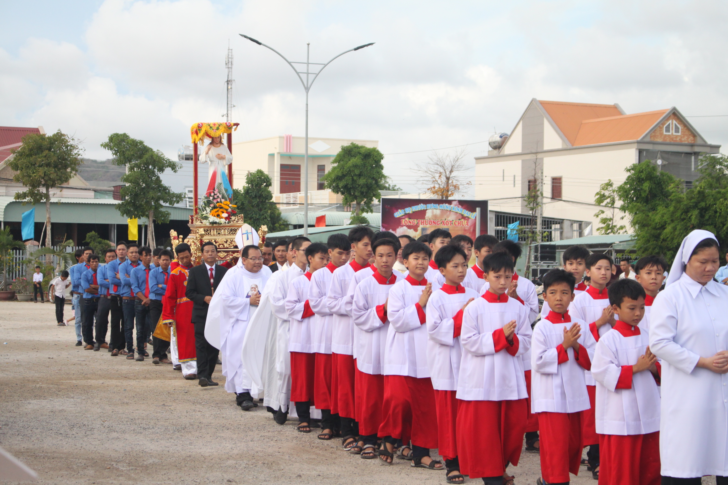 Tin Ảnh: GHBL. Phước Hưng: Đức TGM Giuse Vũ Văn Thiên dâng thánh lễ kính Lòng Thương Xót Chúa