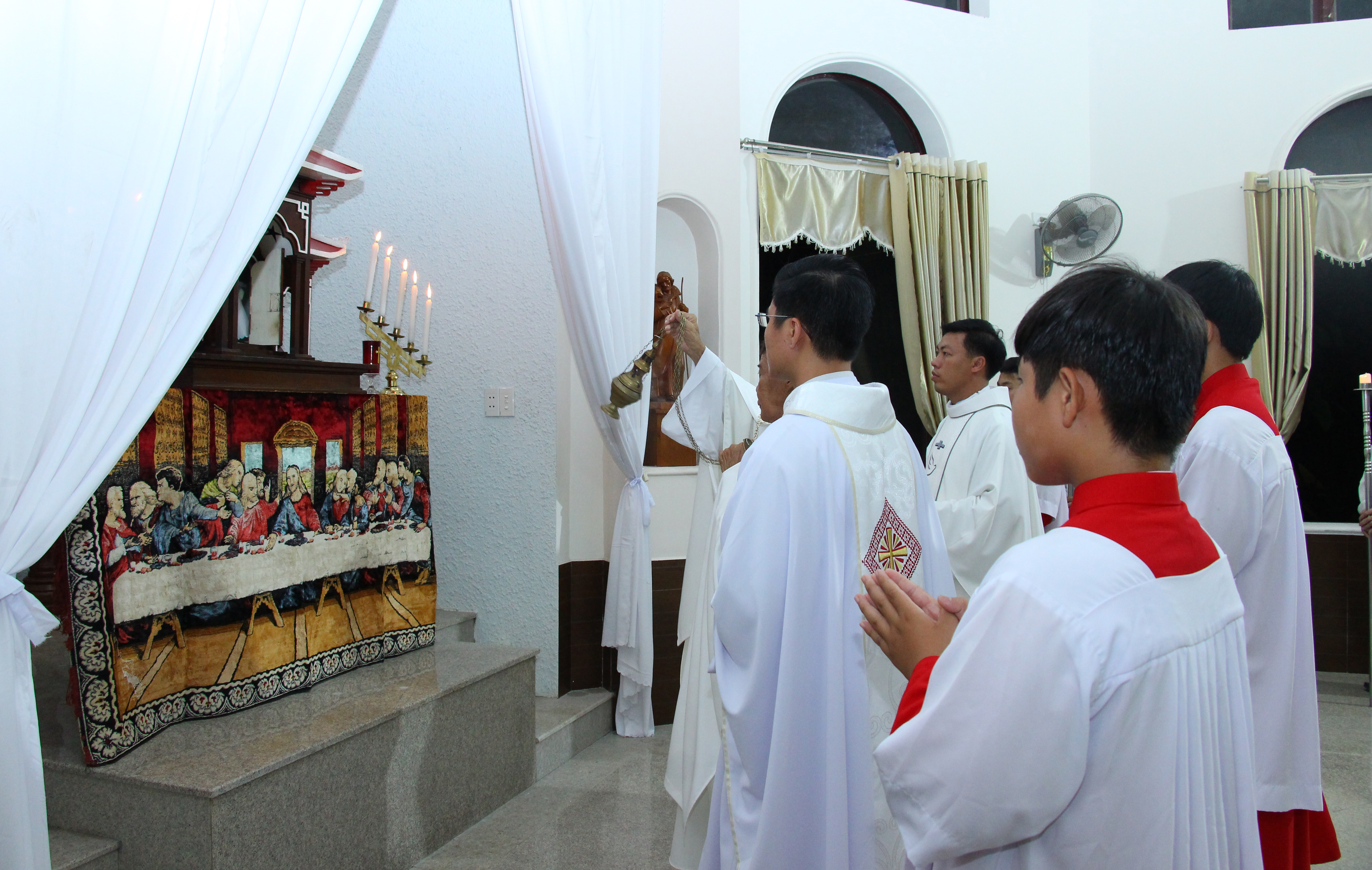 Tin Ảnh: Gx. Lam Sơn: Cử hành Thánh lễ Tiệc ly