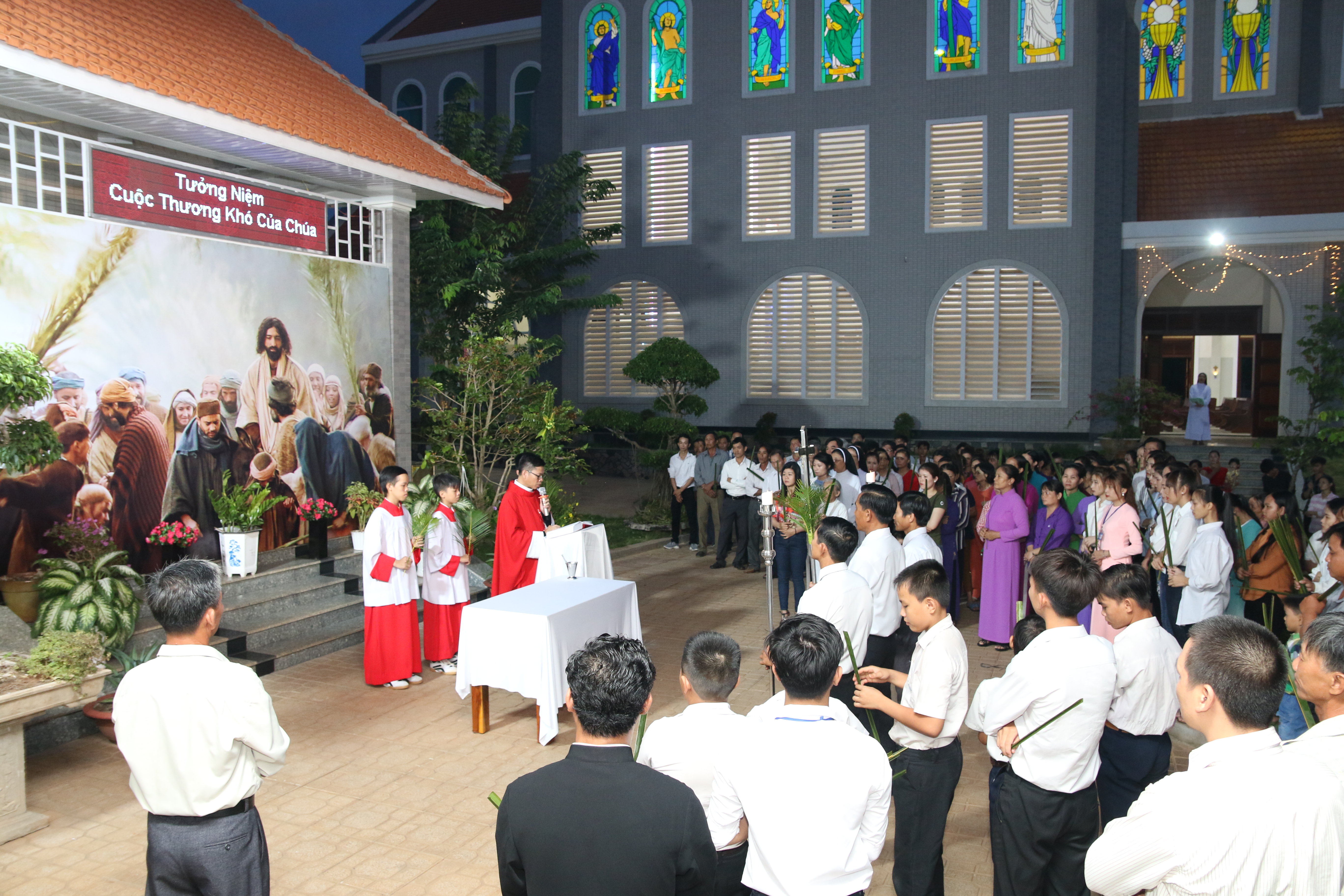 Tin Ảnh: Giáo họ biệt lập Phú Vinh: Khai mạc Tuần Thánh 2019