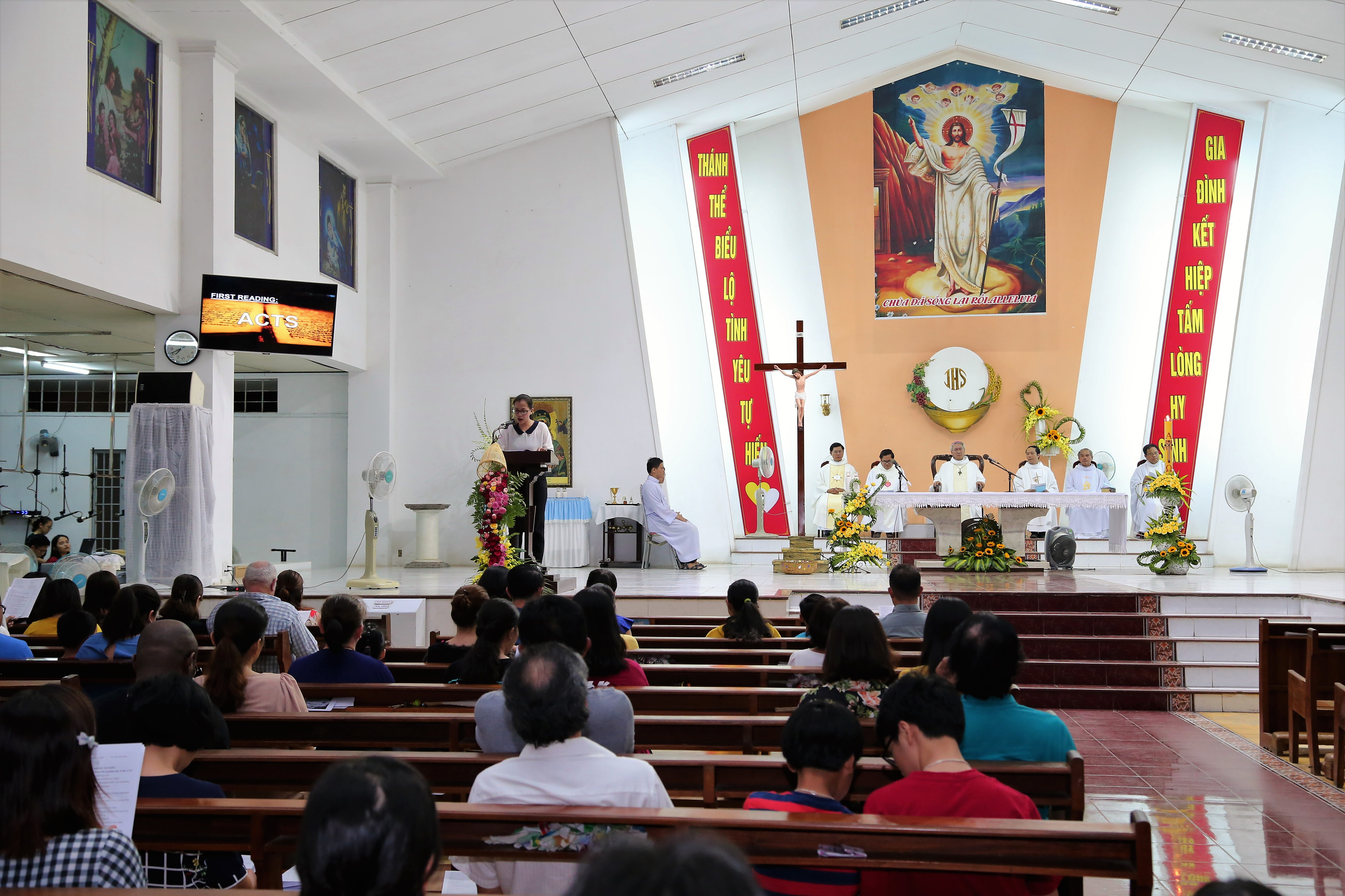 Tin ảnh: Gx.Tân Châu: Đức cha Emmanuel dâng lễ Phục Sinh cho người ngoại quốc