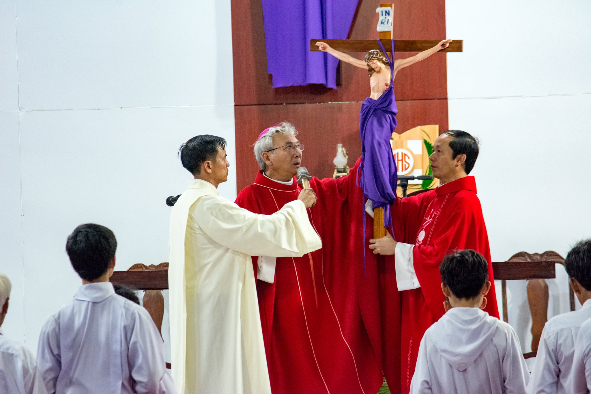 Đức cha Emmanuel cử hành Phụng vụ thứ Sáu Tuần Thánh  tại Giáo họ Hòa Vinh