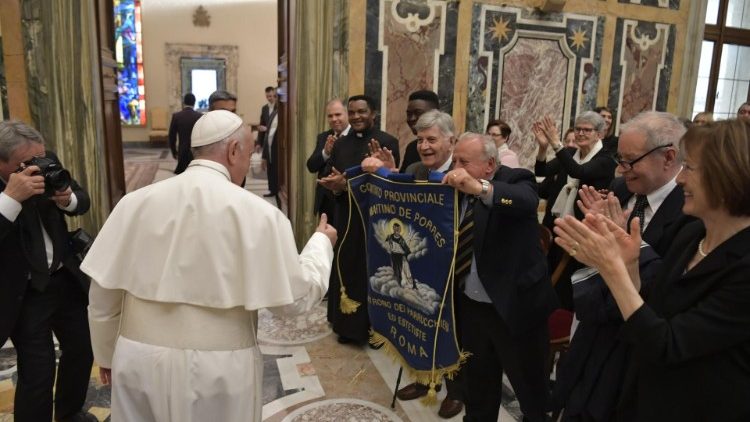 Đức Thánh Cha gặp những thợ cắt tóc của Hội Martino de Porres