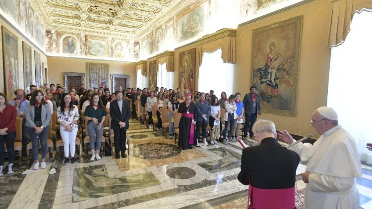 ĐTC tiếp 100 bạn trẻ giáo phận Aire và Dax, Nam Pháp 