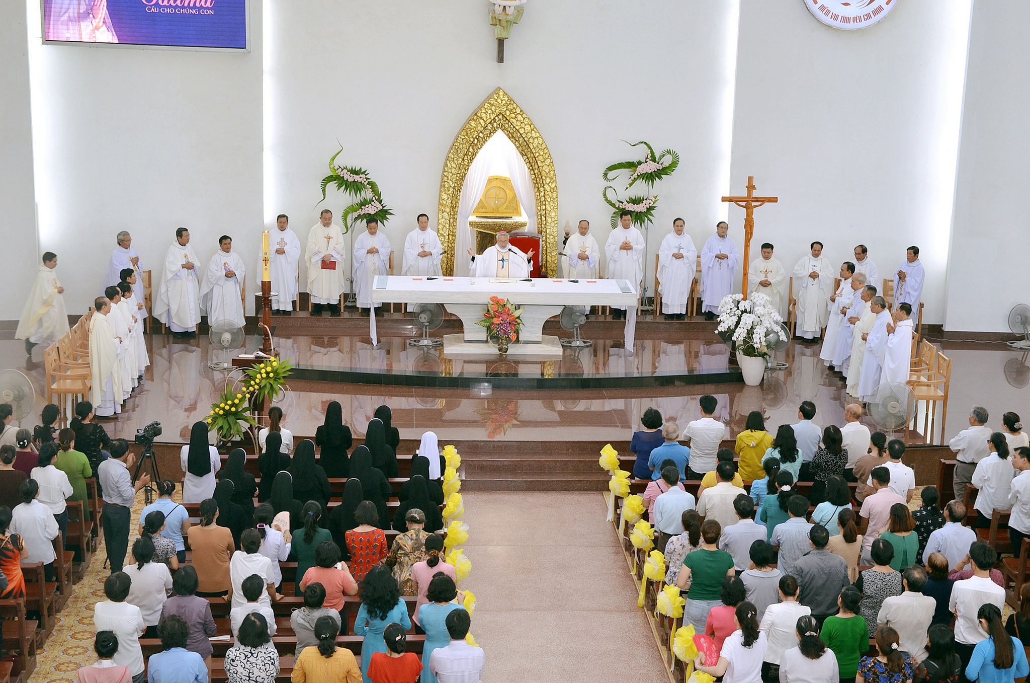 Tin ảnh: Đền Thánh Đức Mẹ Bãi Dâu: Cử hành phụng vụ kính Mẹ Fatima