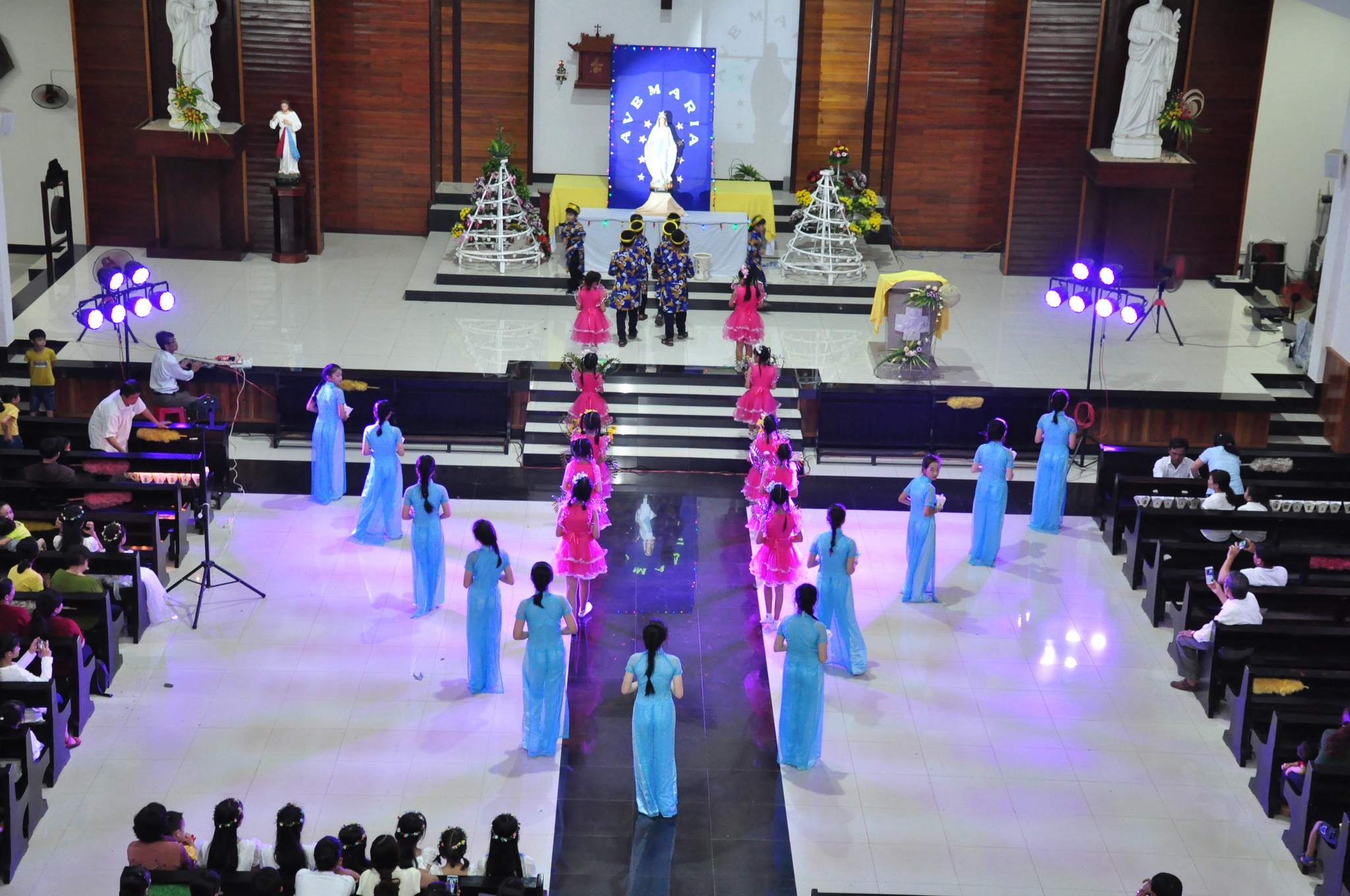 Tin ảnh: Gx. Hòa Hội: Khai mạc Tháng Hoa 2019
