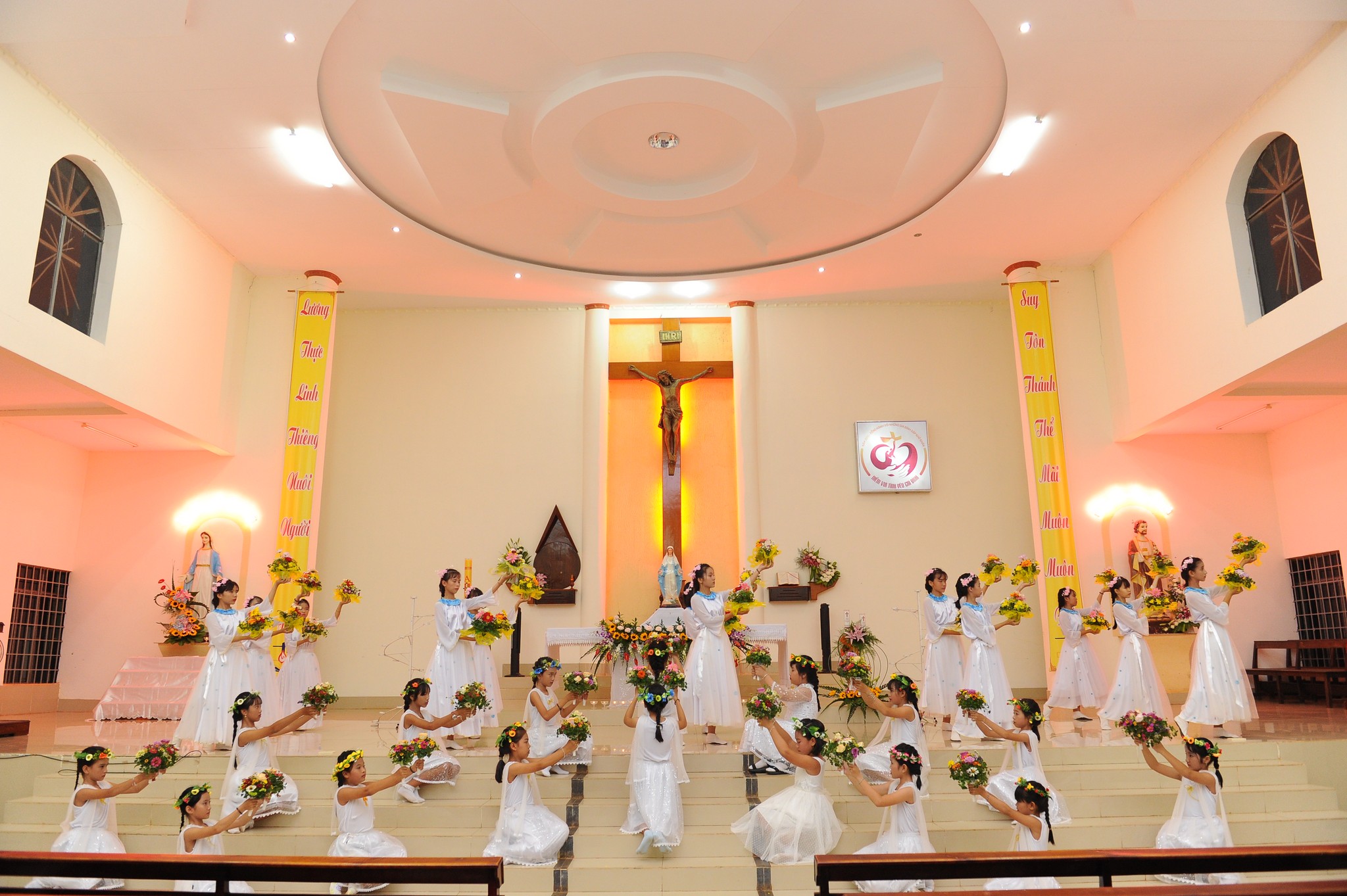 Gx. Hòa Lâm: Dâng hoa kính mừng Mẹ
