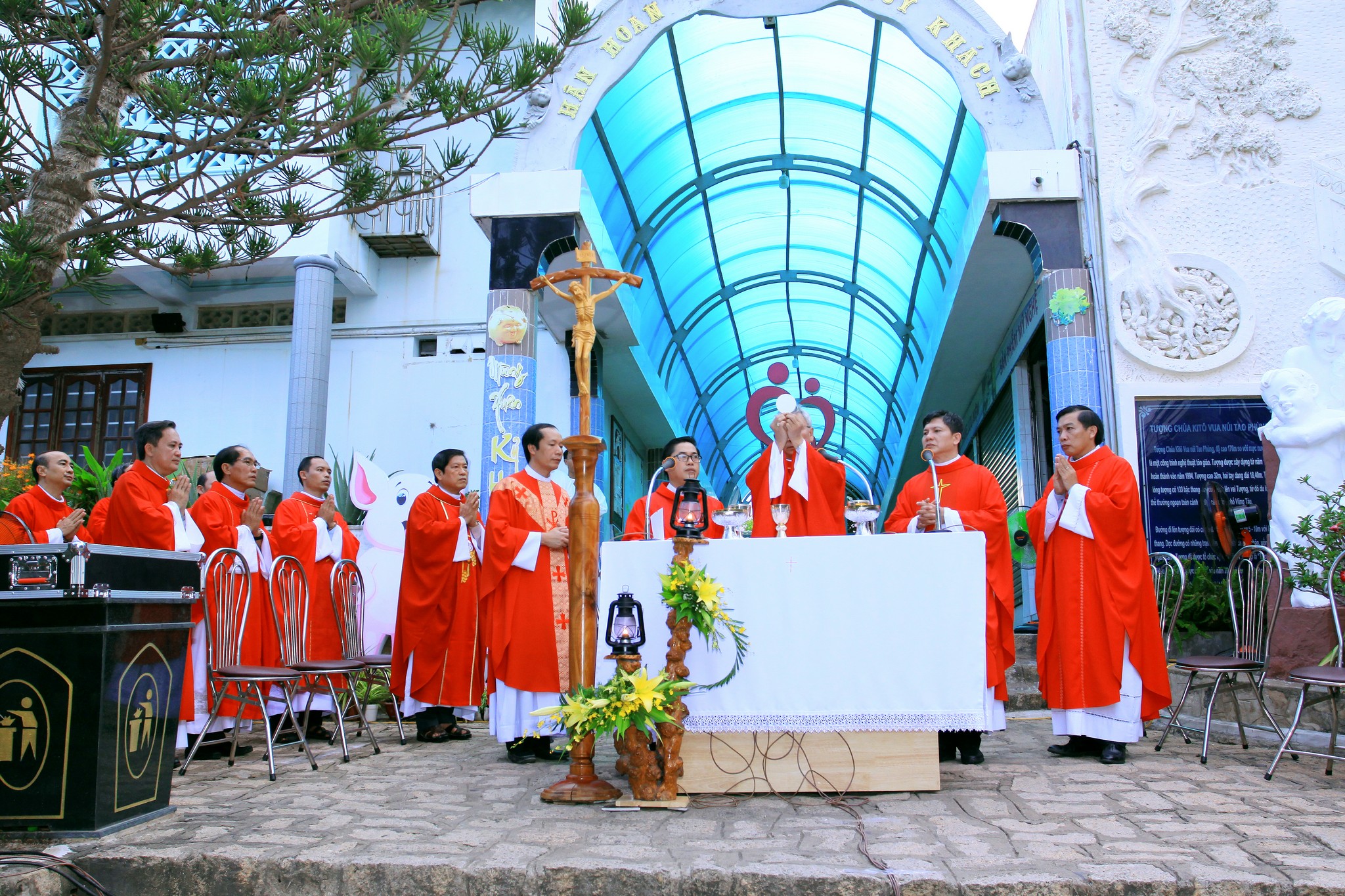Tượng đài Chúa Kitô – Núi Tao Phùng: Đức cha Giáo phận dâng lễ kính hai thánh Philipphê và Giacôbê tông đồ
