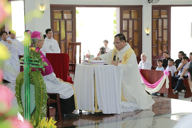 Gx. Long Toàn: Cha Phaolô Phạm Minh Tân nhận sứ vụ Tân Chánh xứ
