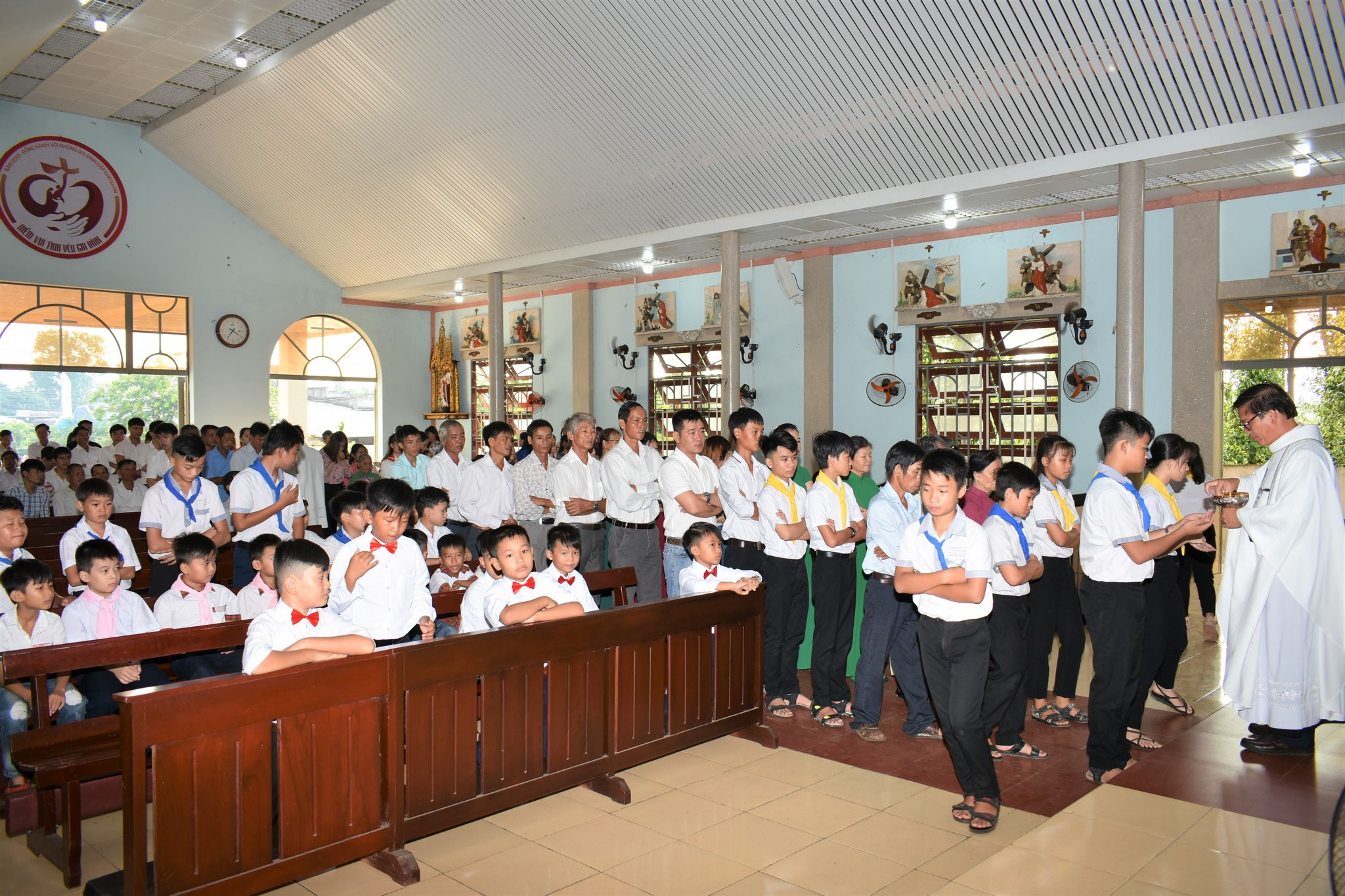 Tin ảnh: GHBL. Tân Bình: 15 thiếu nhi rước lễ lần đầu