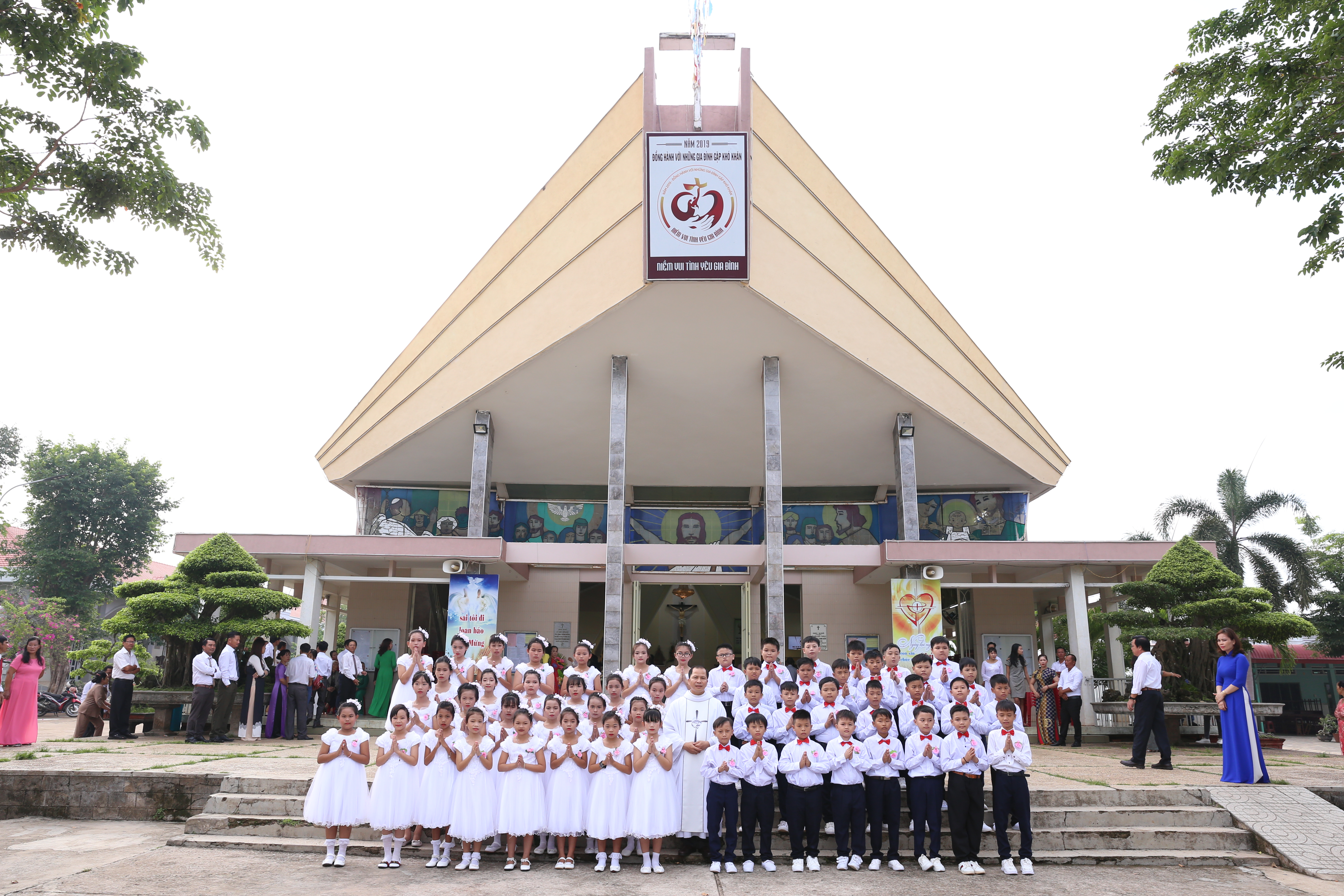 Tin ảnh: Gx. Quảng Nghệ: Thánh lễ mừng Bổn mạng Giới Thiếu Nhi và Rước lễ Lần Đầu 2019