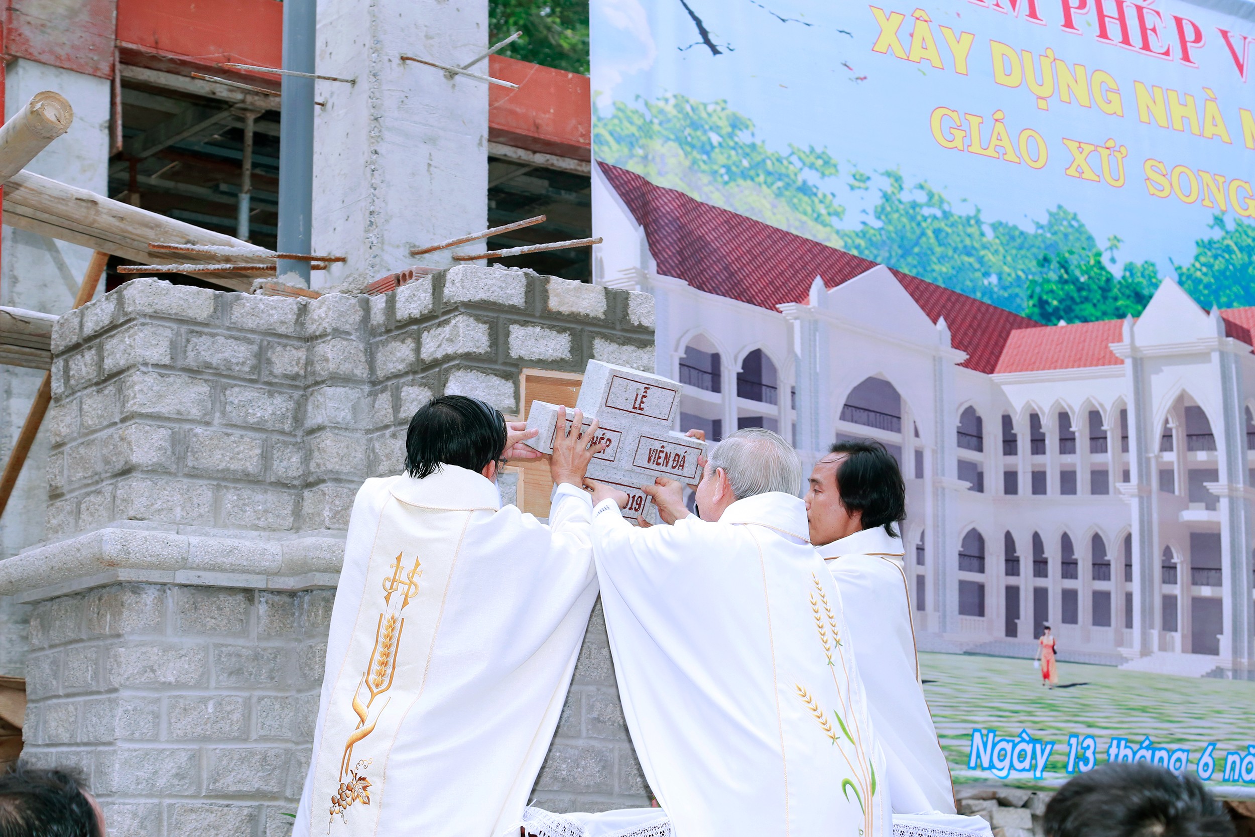Gx. Song Vĩnh: Mừng lễ Thánh Antôn - Bổn mạng giáo xứ và làm phép viên đá xây dựng nhà mục vụ