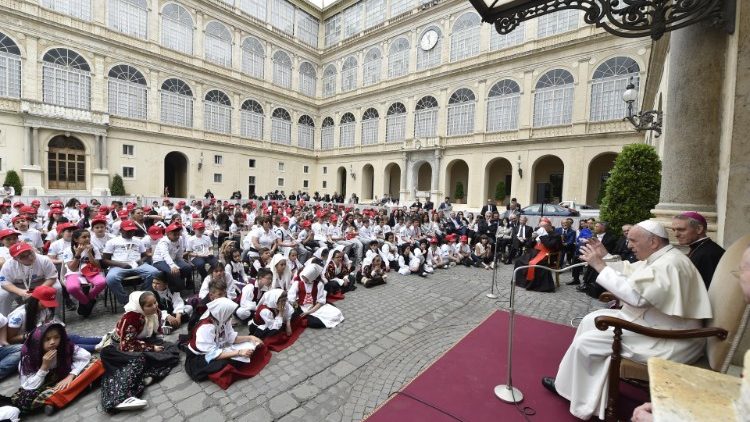 ĐTC gặp 400 trẻ em từ Genova, con tàu Moby Tommy và Sardegna 