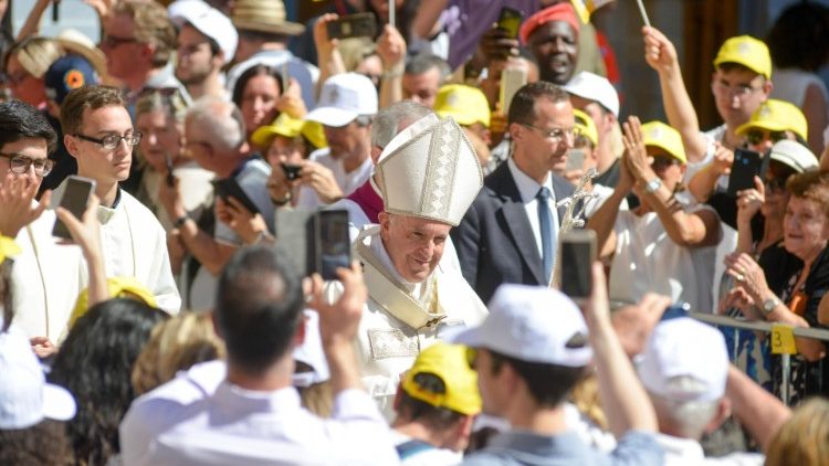 Đức Thánh Cha - Thánh lễ tại Camerino: Những ai đến gần Thiên Chúa không quỵ ngã nhưng tiếp tục bước đi 