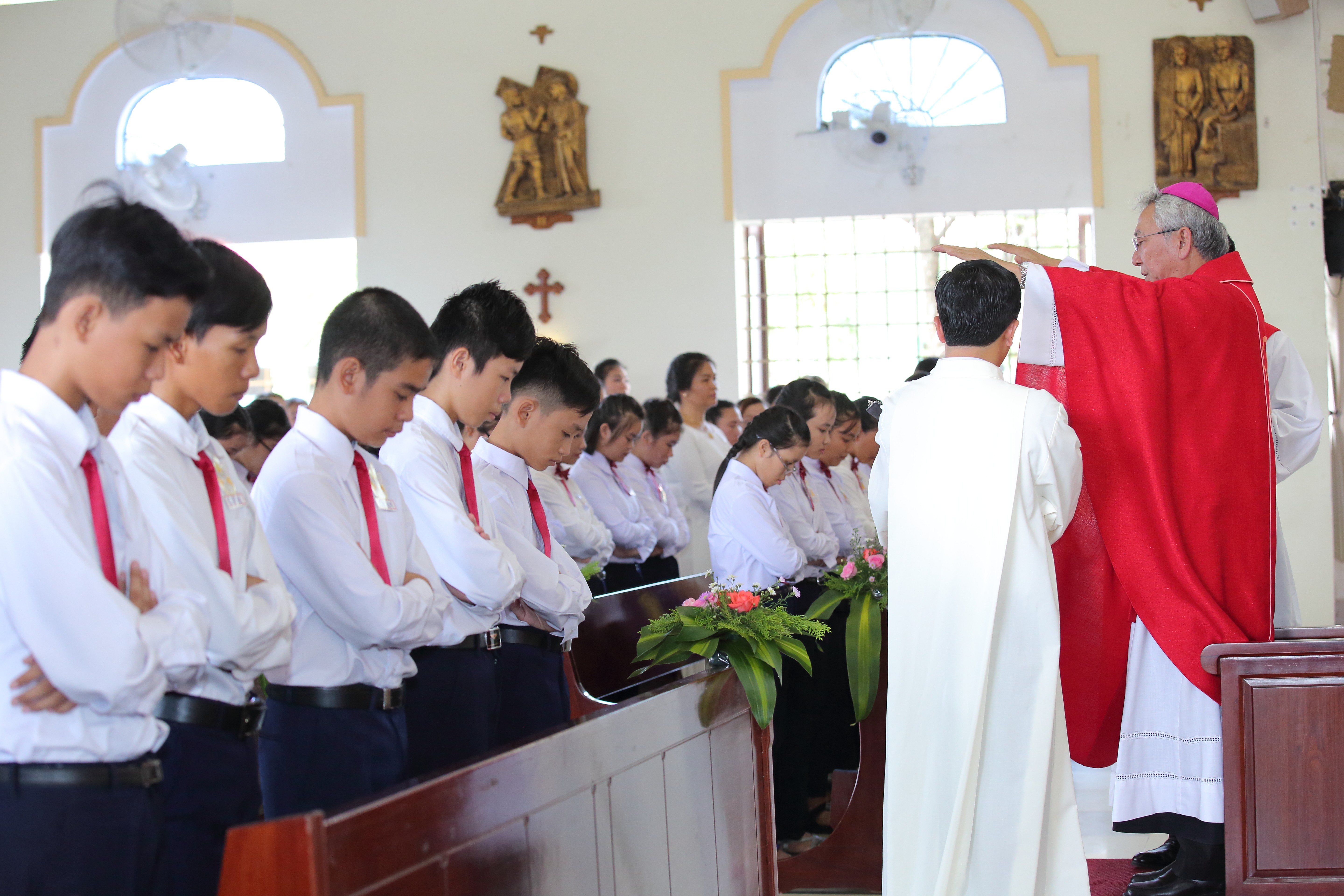 Giáo xứ Phước Tân: Thánh lễ ban Bí tích Thêm Sức