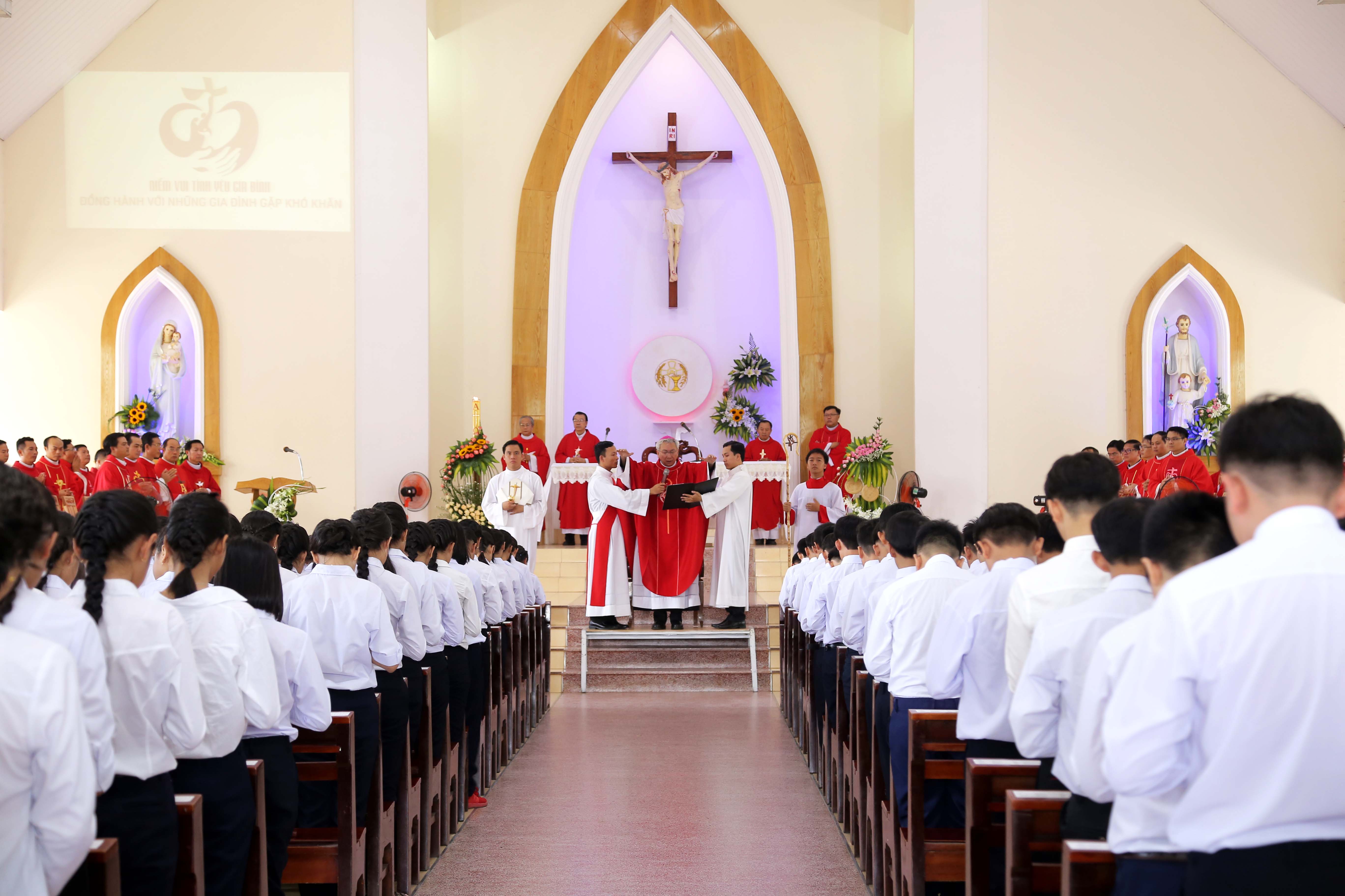 Gx. Phước Bình: Đức Cha Emmanuel ban Bí tích Thêm sức cho 218 em thiếu nhi  