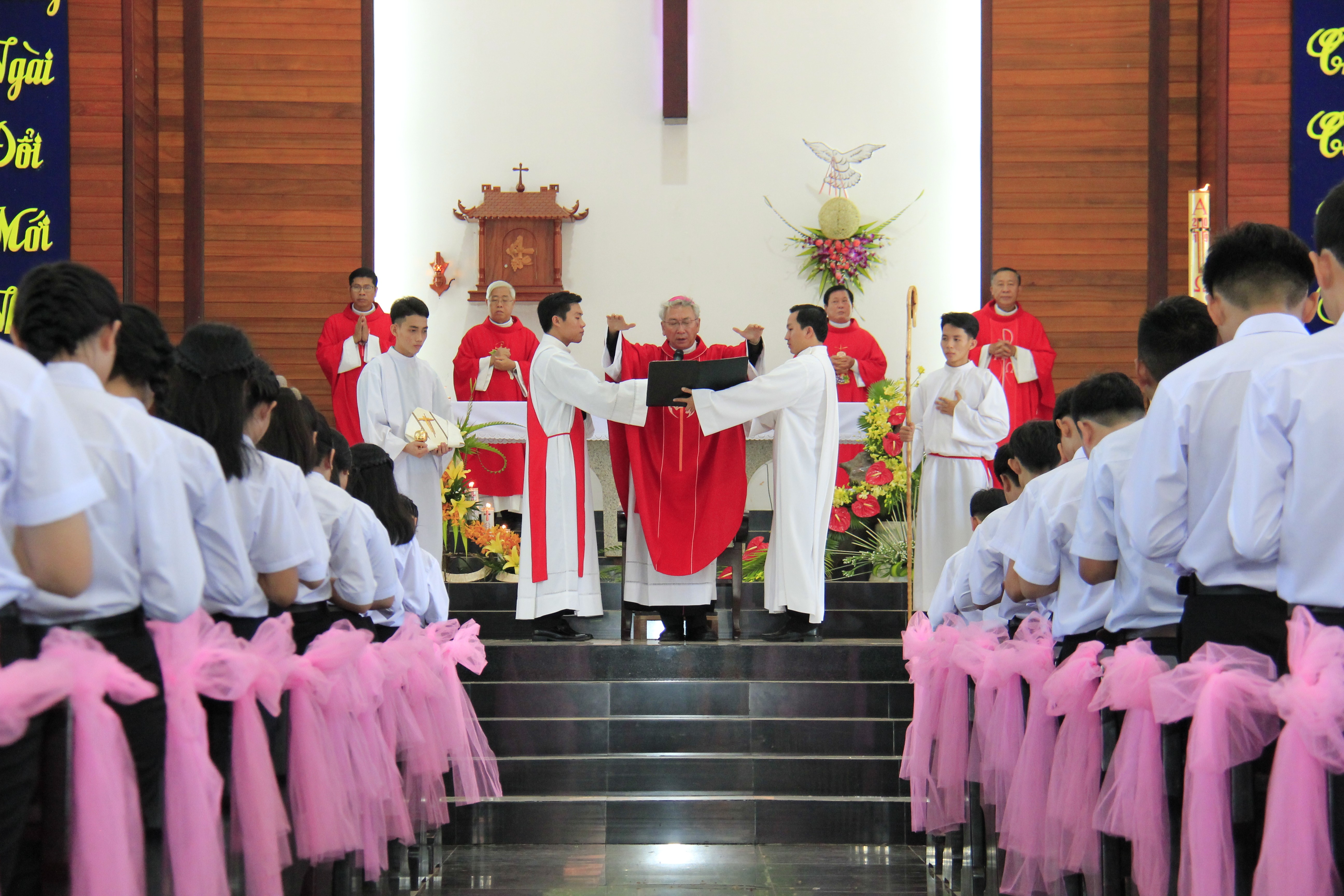 Gx. Hòa Hội: Thánh lễ ban Bí tích Thêm Sức