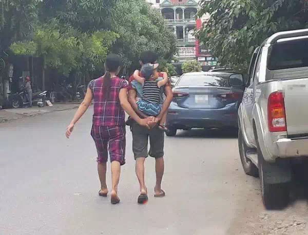 Đã bao lâu rồi, mình chưa nắm tay nhau…