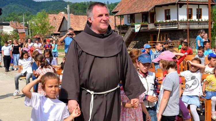 Đời sống chứng tá của cha Csaba Bojte trong việc chăm sóc trẻ bị bỏ rơi ở Transilvania 