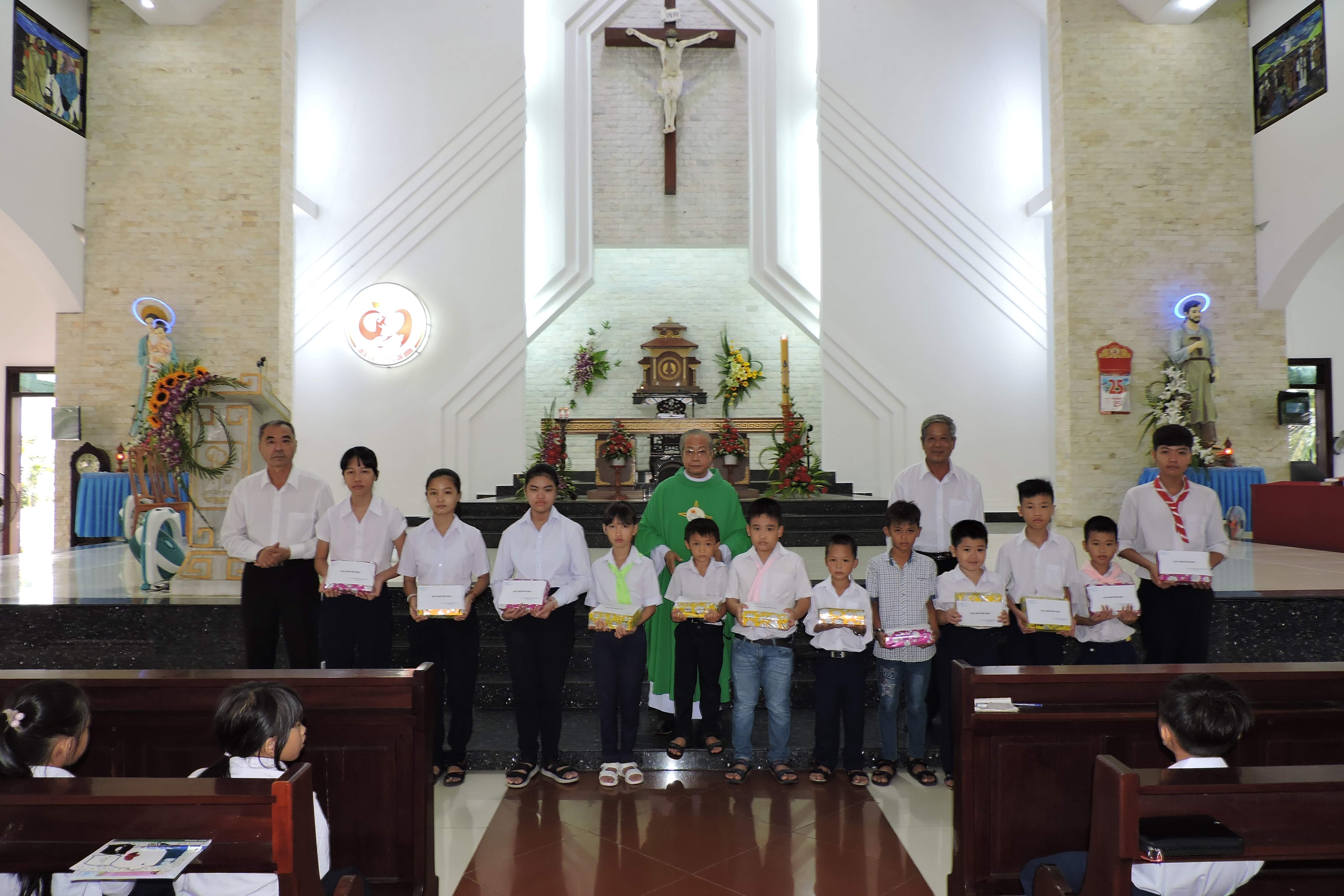 Tin Ảnh: Gx. Tân Phước: Trao quà khuyến học cho các thiếu nhi có hoàn cảnh đặc biệt