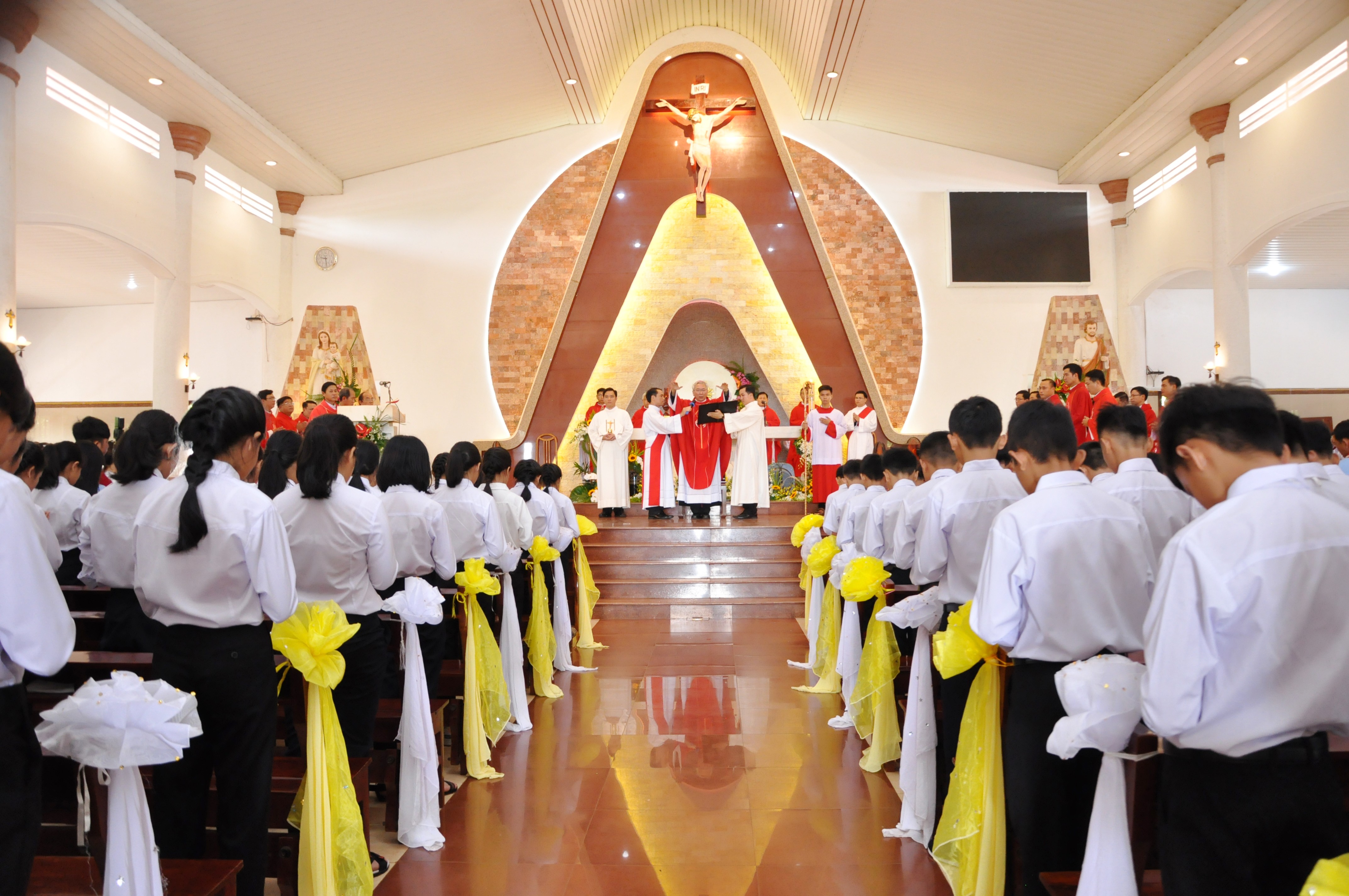 Gx. Hòa Xuân: Thánh lễ ban Bí Tích Thêm Sức và làm phép nhà giáo lý