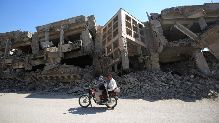 Cha Amanuel Adel Kloo, vị linh mục duy nhất đã ở lại trong một thành phố bị Tổ chức Nhà nước Hồi giáo chiếm đóng 