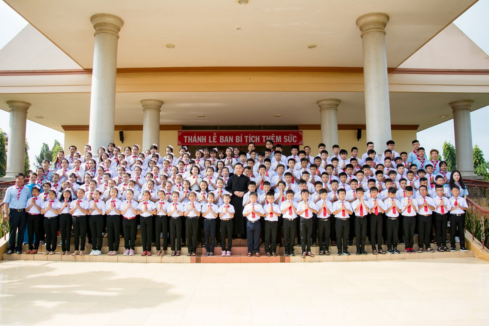 Tin ảnh: Gx. Vinh Hà: Thánh lễ ban Bí tích Thêm Sức và làm phép viên đá xây dựng nhà mục vụ