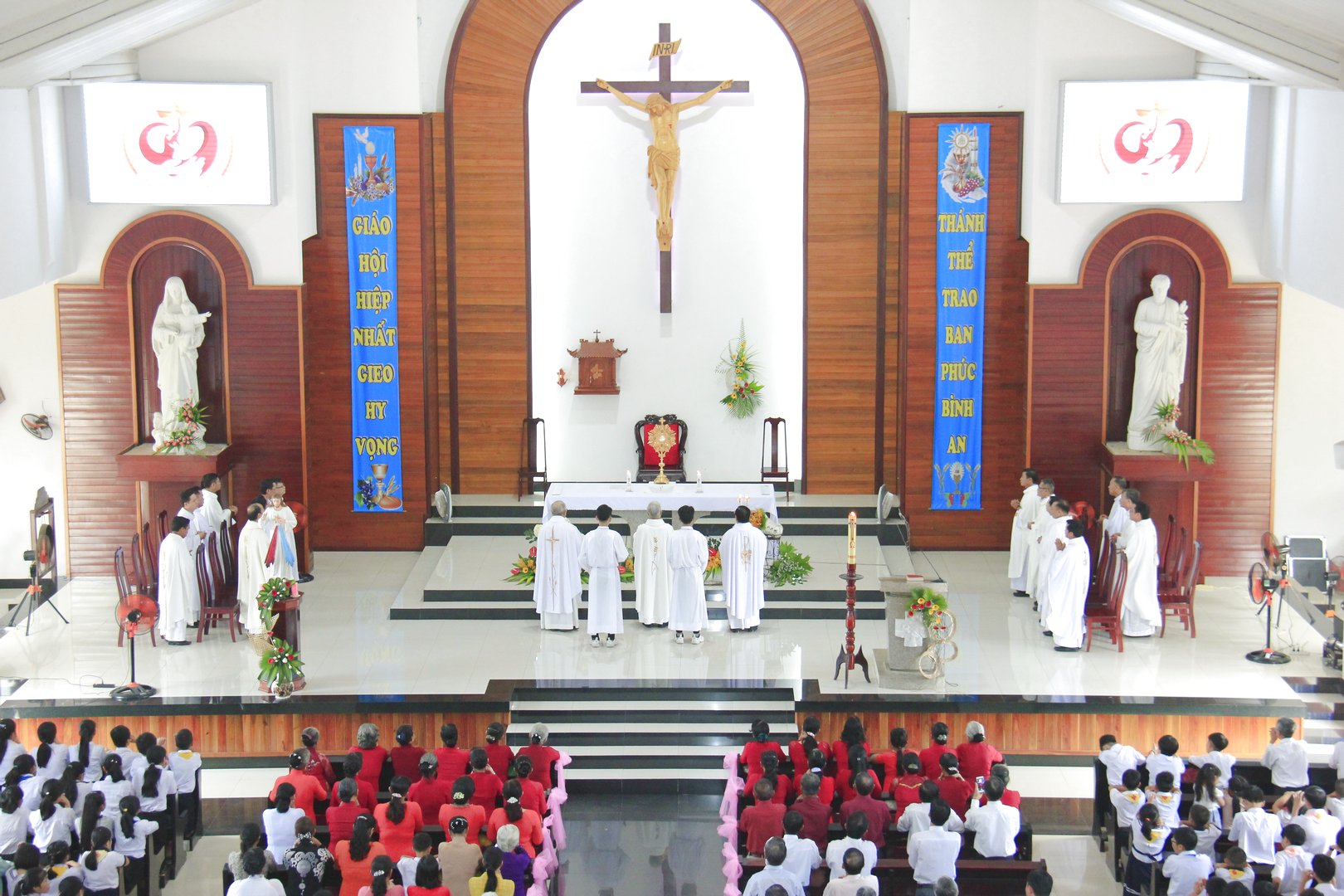 Gx. Hòa Hội: Thánh lễ khai mạc ngày Chầu Thánh thể thay Giáo phận 2019