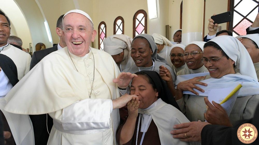 ĐTC khuyến khích các nữ tu thực hiện cử chỉ nhỏ của tình yêu với nhân đức vâng lời 