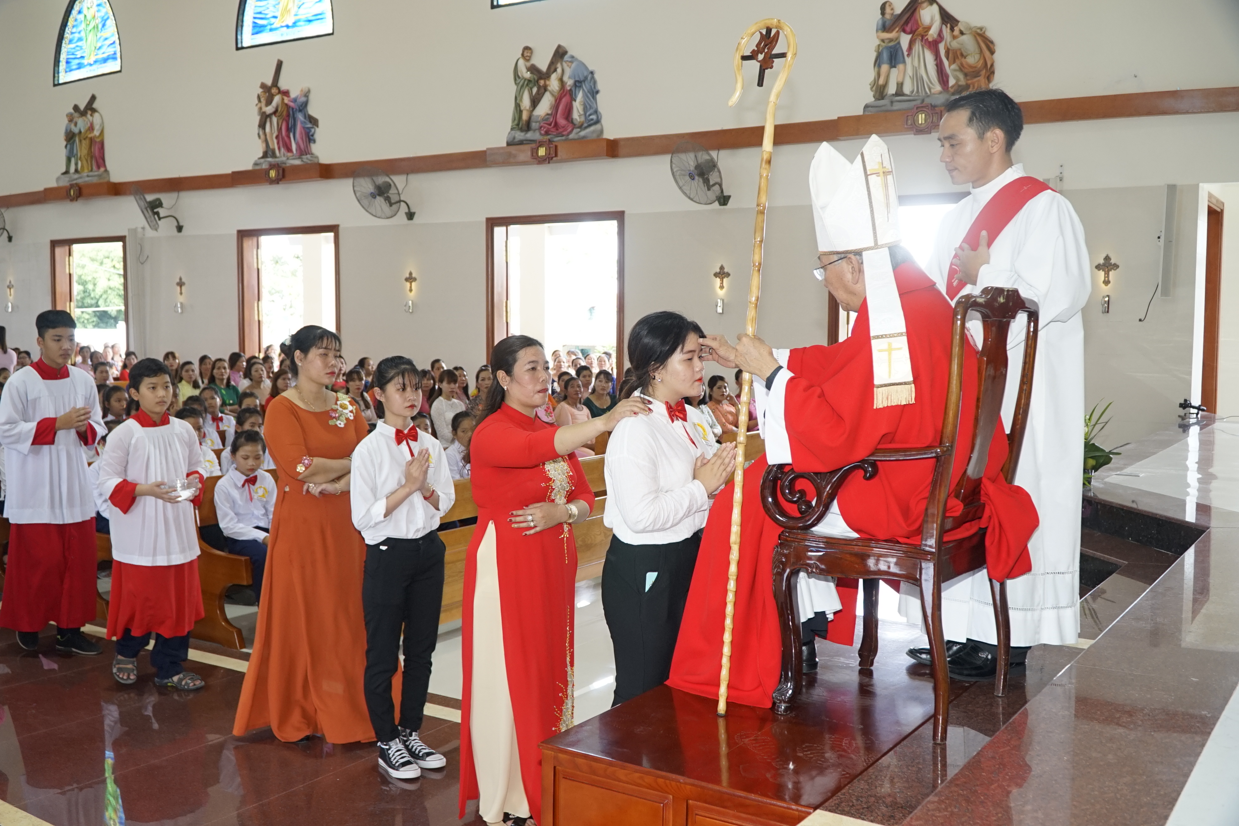 Tin Ảnh: Gx. Láng Cát: Thánh lễ ban Bí tích Thêm Sức