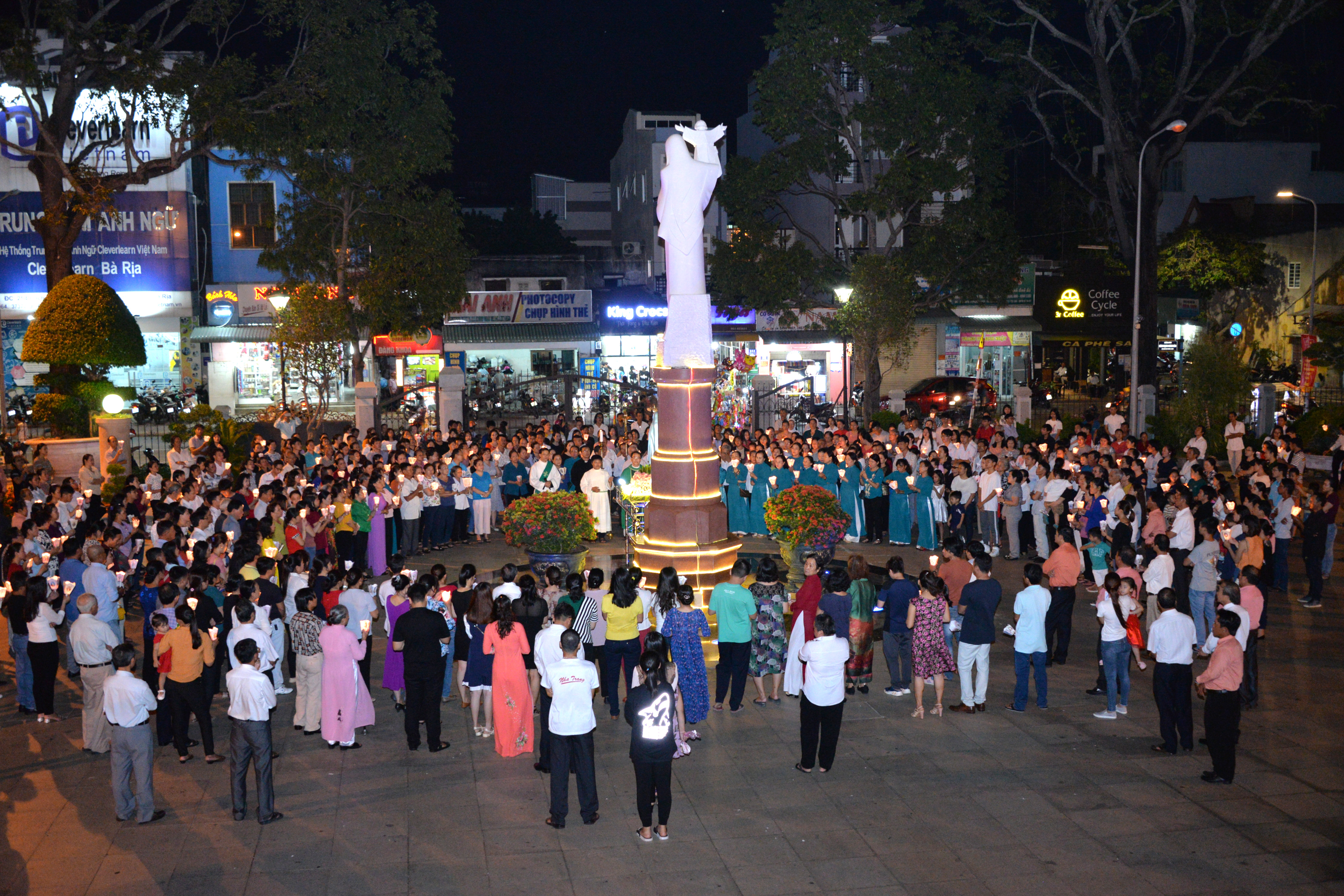 Gx. Chánh Tòa Bà Rịa: Rước kiệu tôn vinh Mẹ Fatima