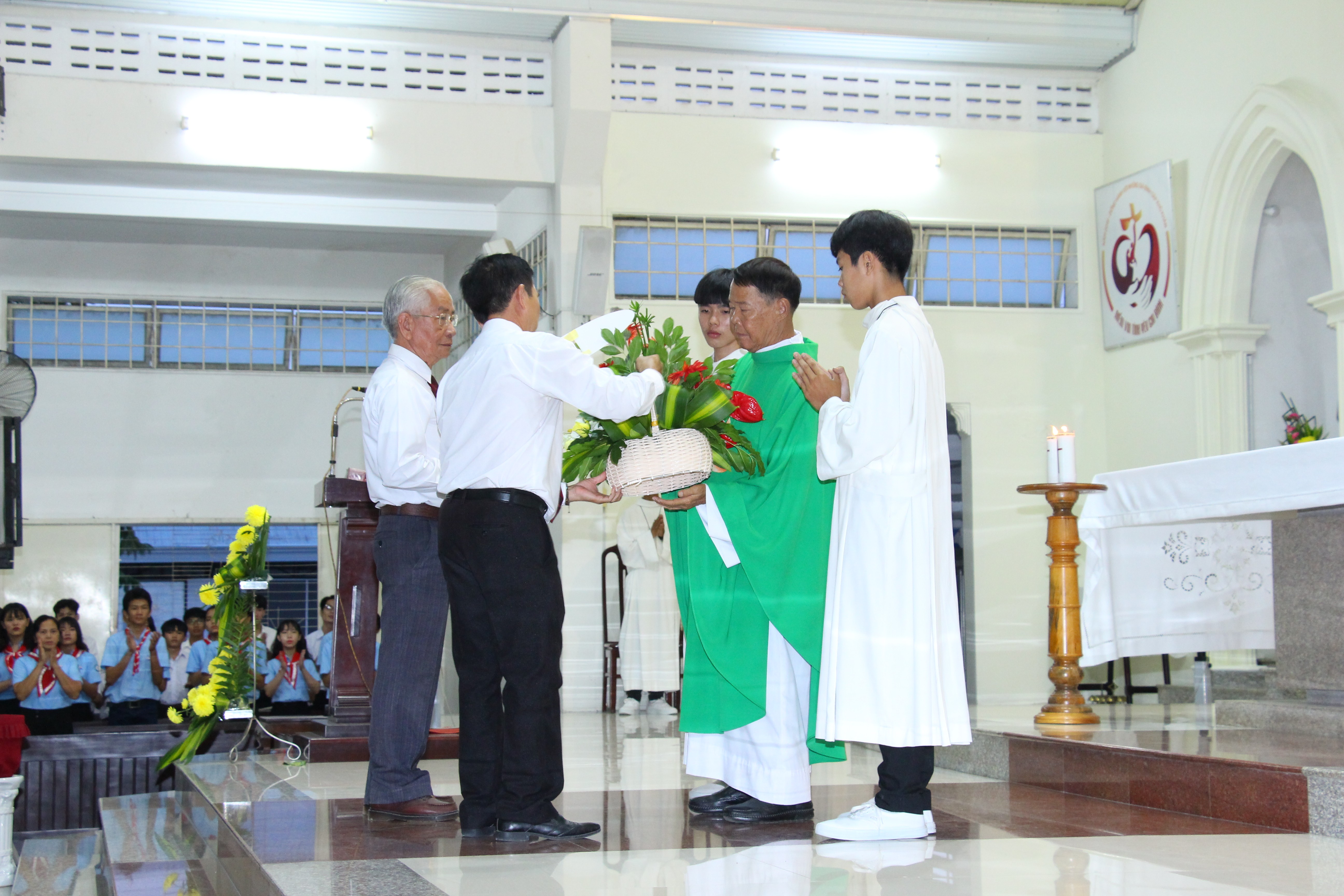 Tin Ảnh: Gx. Lam Sơn: Thánh lễ tạ ơn và tri ân Cha Chánh xứ