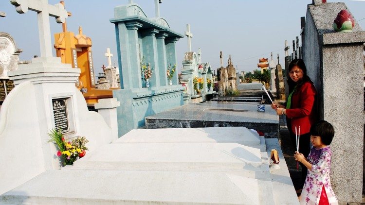 Tháng các linh hồn: ‘tương tác’ với ông bà tổ tiên 