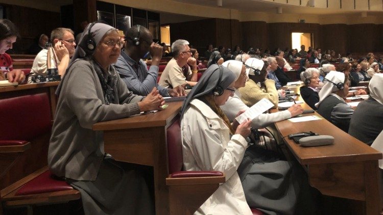 THĐGM Amazon: Nữ tu nghe xưng tội 