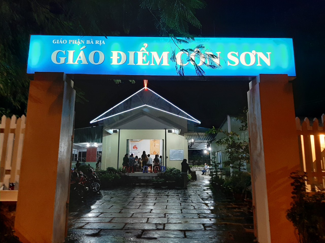 Tin ảnh: Giáo điểm Côn Sơn: Cử hành phụng vụ Lễ Các Thánh và Lễ Các Đẳng Linh Hồn