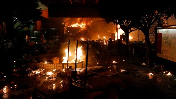 Đức cha phụ tá Hồng Kông nỗ lực làm trung gian giữa cảnh sát và sinh viên 