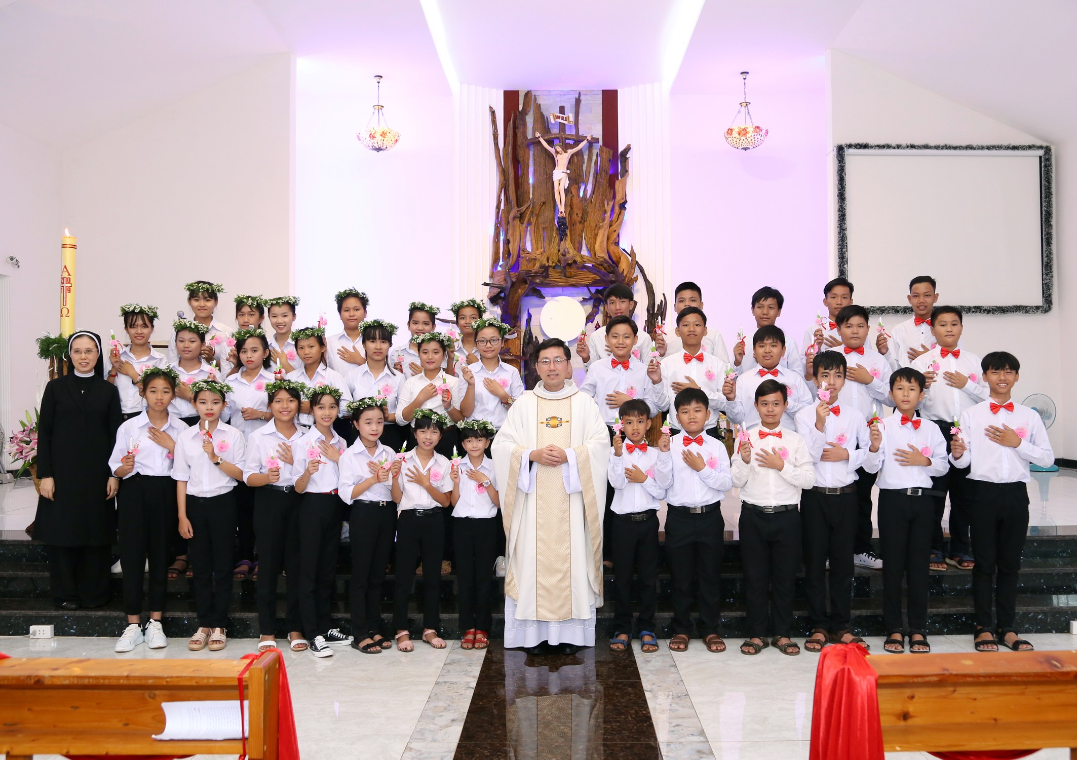 Tin Ảnh: Gx. Bình Ba: Mừng bổn mạng Giáo xứ và Rước lễ lần đầu