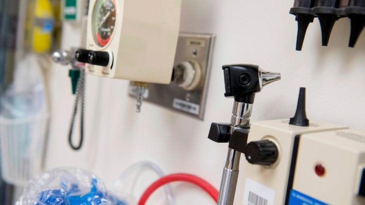 Một Giám mục Mỹ hiến tủy cứu sống một bà mẹ