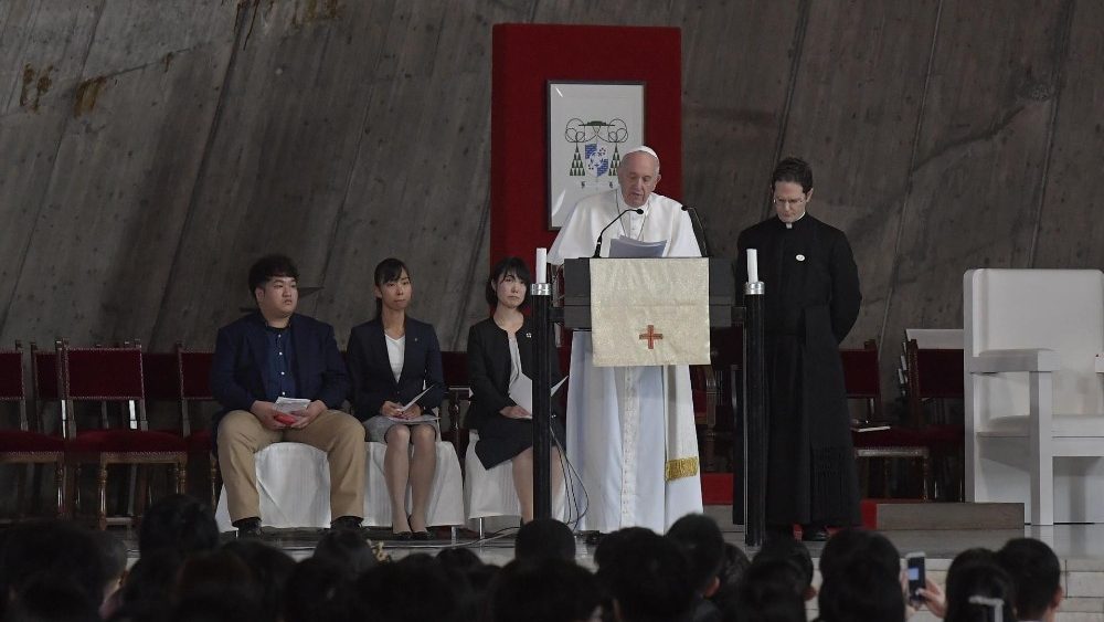 ĐTC với giới trẻ Nhật: không thể tự chụp hình (selfie) linh hồn 