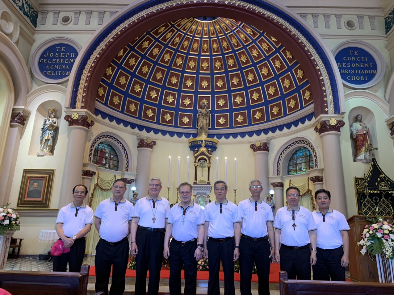 Phái đoàn HĐGM Việt Nam viếng mộ Đức Cha Pierre Lambert de la Motte