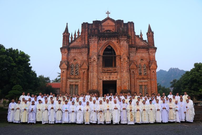Tuần Tĩnh Tâm Thường Niên đầu tiên của linh mục đoàn tân Giáo phận Hà Tĩnh