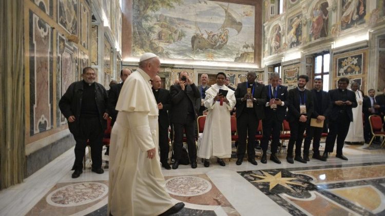 Đức Thánh Cha gặp những người phụ trách mục vụ nhà tù 