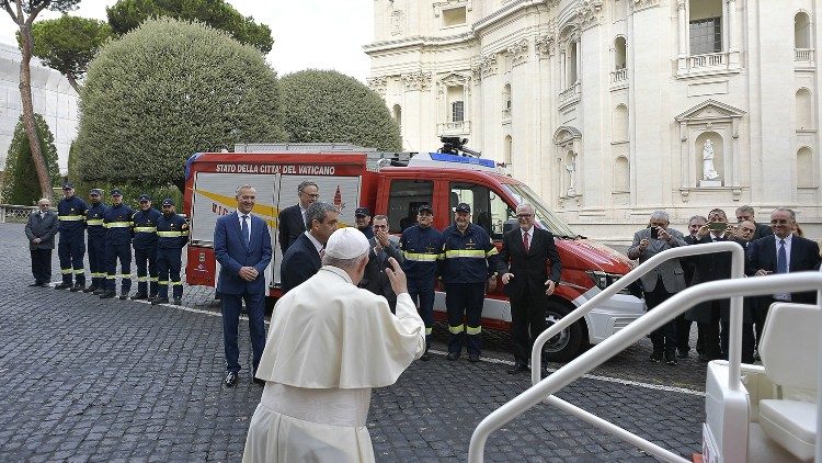 ĐTC Phanxicô làm phép xe mới được tặng cho Đội cứu hỏa Vatican 